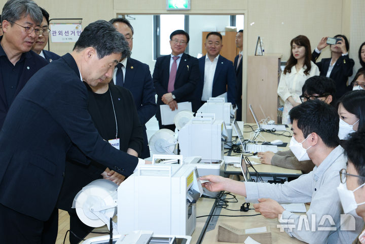 [서울=뉴시스] 고범준 기자 = 이주호 대통령 권한대행 부총리 겸 교육부 장관이 28일 서울 종로구 종로1,2,3,4가동 주민센터 사전투표소를 찾아 사전투표 모의시험 진행상황을 점검하고 있다. 2025.05.28. bjko@newsis.com