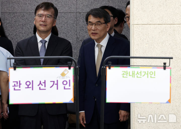 [서울=뉴시스] 이영환 기자 = 노태악 중앙선거관리위원회 위원장이 제21대 대통령 선거 사전투표를 하루 앞둔 28일 오후 서울 광진구 중곡3동주민센터에 마련된 사전투표소를 방문해 시설을 살펴보고 있다. 2025.05.28.&nbsp; 20hwan@newsis.com