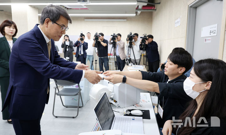 [서울=뉴시스] 이영환 기자 = 노태악 중앙선거관리위원회 위원장이 제21대 대통령 선거 사전투표를 하루 앞둔 28일 오후 서울 광진구 중곡3동주민센터에 마련된 사전투표소를 방문해 모의 투표를 하고 있다. 2025.05.28.&nbsp; 20hwan@newsis.com