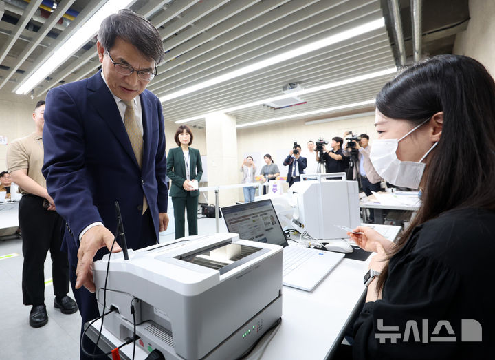 [서울=뉴시스] 이영환 기자 = 노태악 중앙선거관리위원회 위원장이 제21대 대통령 선거 사전투표를 하루 앞둔 28일 오후 서울 광진구 중곡3동주민센터에 마련된 사전투표소를 방문해 모의 투표를 하고 있다. 2025.05.28.&nbsp; 20hwan@newsis.com