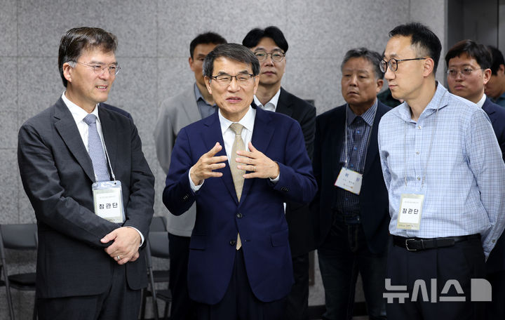 [서울=뉴시스] 이영환 기자 = 노태악 중앙선거관리위원회 위원장이 제21대 대통령 선거 사전투표를 하루 앞둔 28일 오후 서울 광진구 중곡3동주민센터에 마련된 사전투표소를 방문해 참관단과 대화를 하고 있다. 2025.05.28.&nbsp; 20hwan@newsis.com