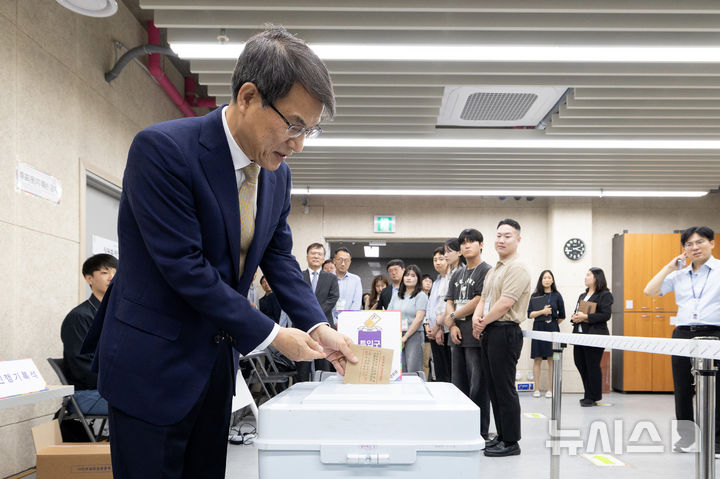[서울=뉴시스] 이영환 기자 = 노태악 중앙선거관리위원회 위원장이 제21대 대통령 선거 사전투표를 하루 앞둔 28일 오후 서울 광진구 중곡3동주민센터에 마련된 사전투표소를 방문해 모의 투표를 하고 있다. (공동취재) 2025.05.28.&nbsp; 20hwan@newsis.com