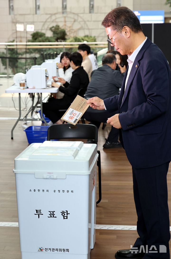 [인천공항=뉴시스] 박주성 기자 = 김용빈 중앙선거관리위원회 사무총장이 28일 인천국제공항 제1터미널에 설치된 21대 대통령선거 사전투표소에서 투표를 시연해보고 있다. 2025.05.28. park7691@newsis.com