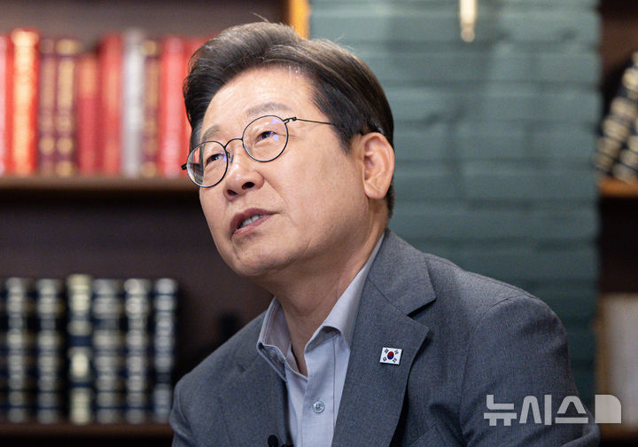 [서울=뉴시스] 조성우 기자 = 이재명 더불어민주당 대선후보가 28일 오후 서울 강남구의 한 스튜디오에서 열린 <K-이니셔TV> '1400만 개미와 한배 탔어요' 유튜브 생방송에서 발언하고 있다. (공동취재) 2025.05.28. photo@newsis.com