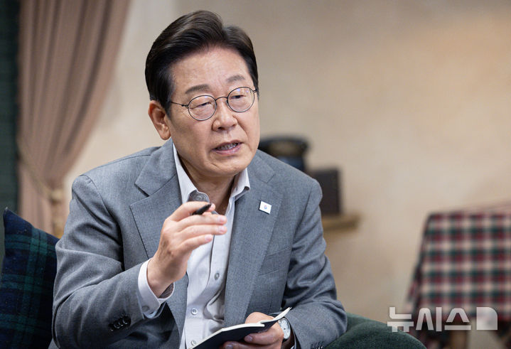 [서울=뉴시스] 조성우 기자 = 이재명 더불어민주당 대선후보가 28일 오후 서울 강남구의 한 스튜디오에서 열린 <K-이니셔TV> '1400만 개미와 한배 탔어요' 유튜브 생방송에서 발언하고 있다. (공동취재) 2025.05.28. photo@newsis.com