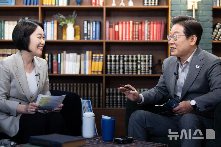 [서울=뉴시스] 조성우 기자 = 이재명 더불어민주당 대선후보가 28일 오후 서울 강남구의 한 스튜디오에서 열린 <K-이니셔TV> '1400만 개미와 한배 탔어요' 유튜브 생방송에서 발언하고 있다. 왼쪽은 사회를 맡은 이소영 의원. (공동취재) 2025.05.28. photo@newsis.com