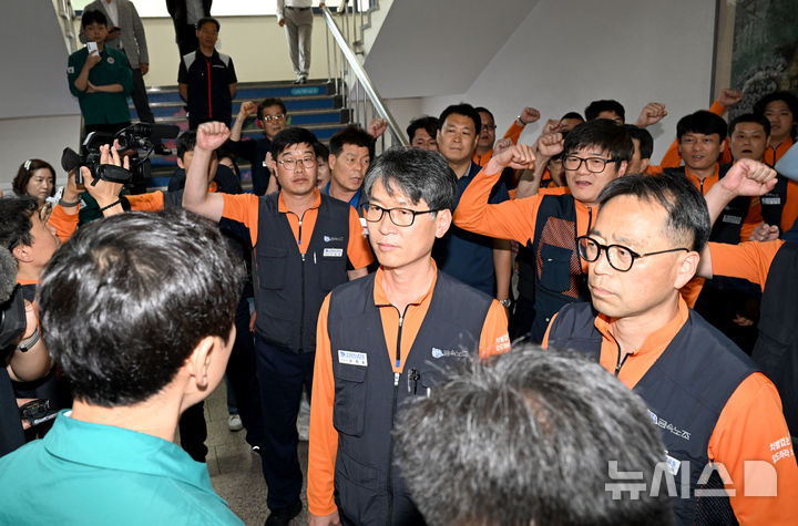 [광주=뉴시스] 김혜인 기자 = 28일 오전 광주 광산구청에서 전국금속노동조합 금호타이어 지회가 박병규 광산구청장의 '대형 화재에 따른 금호타이어 공장 구조 조정' 가능성 발언에 대해 항의 방문을 하고 있다. 2025.05.28. hyein0342@newsis.com