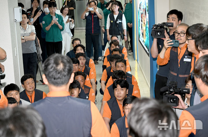 [광주=뉴시스] 김혜인 기자 = 28일 오전 광주 광산구청에서 전국금속노동조합 금호타이어 지회가 박병규 광산구청장의 '대형 화재에 따른 금호타이어 공장 구조 조정 가능성' 발언에 대해 사과를 요구하며 항의 방문을 하고 있다. 2025.05.28. hyein0342@newsis.com