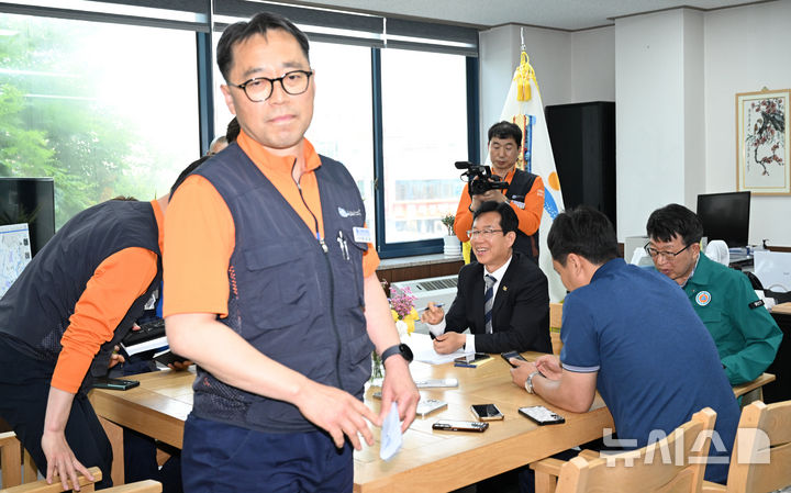 [광주=뉴시스] 김혜인 기자 = 28일 오전 광주 광산구청에서 전국금속노동조합 금호타이어 지회가 박병규 광산구청장에게 '대형 화재에 따른 금호타이어 공장 구조 조정 가능성' 발언에 대해 사과를 요구했지만 받아들여지지 않자 대화를 중단하고 자리를 떠나고 있다. 2025.05.28. hyein0342@newsis.com