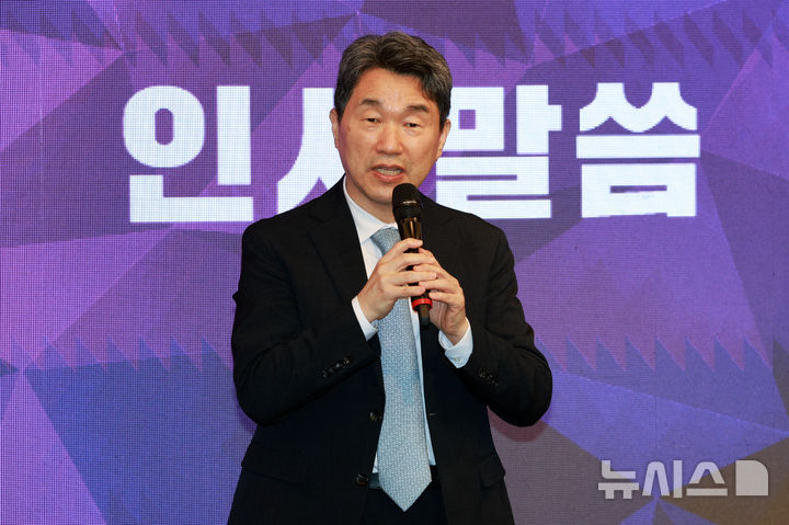 [서울=뉴시스] 고범준 기자 = 이주호 대통령 권한대행 부총리 겸 교육부 장관이 28일 서울 중구 코리아나호텔에서 열린 2025년 이산가족 초청행사에서 인사말을 하고 있다. 2025.05.28. bjko@newsis.com