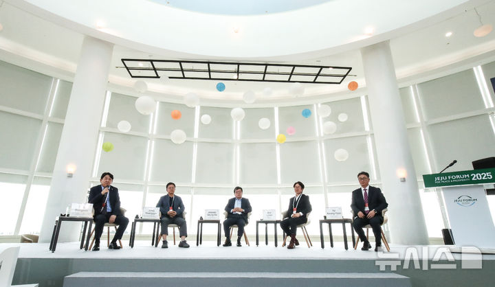 [서귀포=뉴시스] 우장호 기자 = 28일 오후 제주 서귀포시 중문동 제주국제컨벤션센터에서 열린&nbsp; '제20회 평화와 번영을 위한 제주포럼'에서 제주국제자유도시개발센터 세션 '글로벌 면세 시장의 변화와 제주 면세사업 경쟁력 제고'가 진행되고 있다. 2025.05.28. woo1223@newsis.com