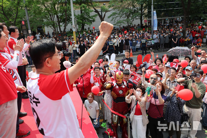 [양산=뉴시스] 고승민 기자 = 김문수 국민의힘 대선 후보가 28일 경남 양산 이마트 앞에서 유세를 하고 있다. (공동취재) 2025.05.28. photo@newsis.com