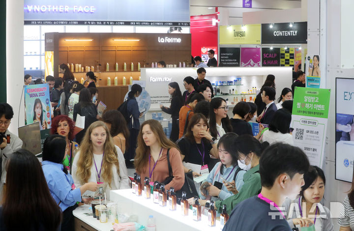 [서울=뉴시스] 지난해 5월 28일 서울 강남구 코엑스에서 열린 2025 서울국제화장품·미용산업박람회를 찾은 외국인 관람객들이 부스를 둘러보는 모습. (사진=뉴시스 DB) 2025.05.28. photo@newsis.com