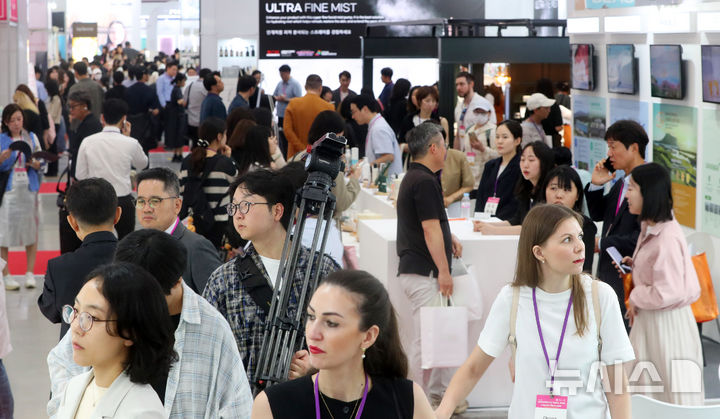 亞 넘어 美·유럽 '메인스트림'...수출 17조 시대 연다[K-뷰티 3.0①] - 뉴스 썸네일 이미지