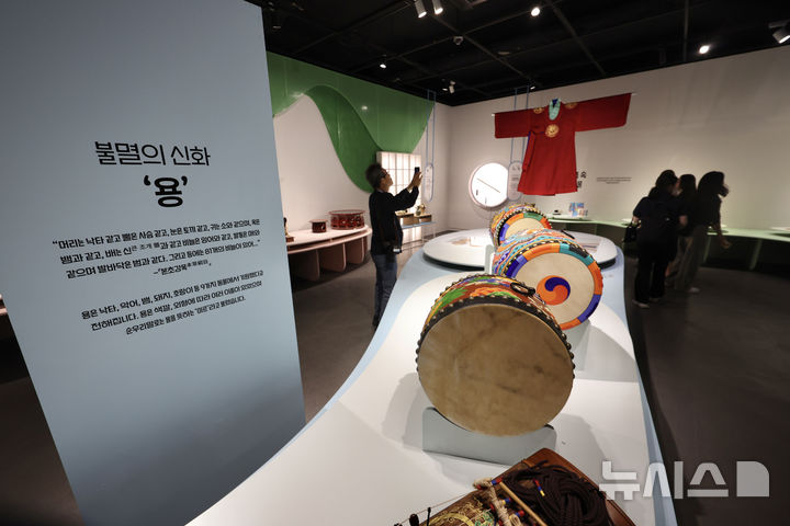 [서울=뉴시스] 김명년 기자 = 28일 오후 서울 강남구 국가무형유산전수교육관에서 열린 2025 포르쉐 퓨처 헤리티지 전승공예특별전 '열 번째 용의 아이와 상상동물' 전시에서 관람객들이 작품을 감상하고 있다. 2025.05.28. kmn@newsis.com