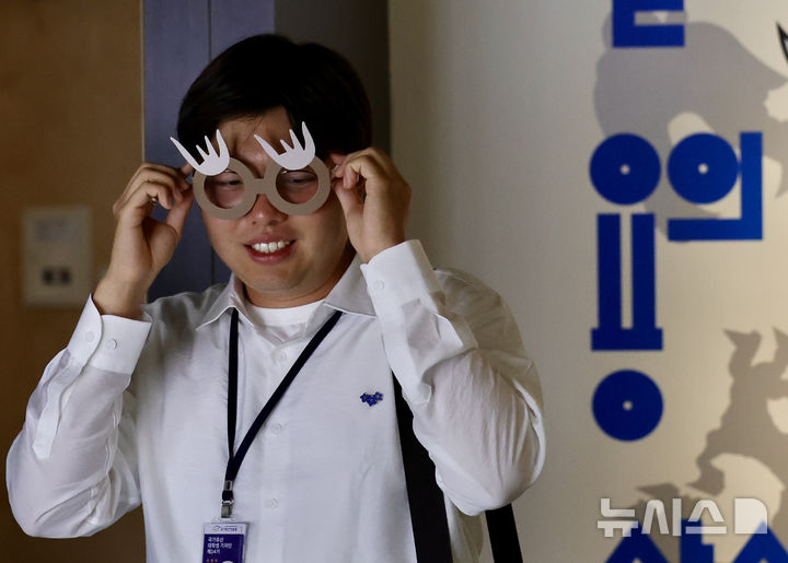 [서울=뉴시스] 김명년 기자 = 28일 오후 서울 강남구 국가무형유산전수교육관에서 열린 2025 포르쉐 퓨처 헤리티지 전승공예특별전 '열 번째 용의 아이와 상상동물' 전시에서 관람객들이 작품을 감상하고 있다. 2025.05.28. kmn@newsis.com