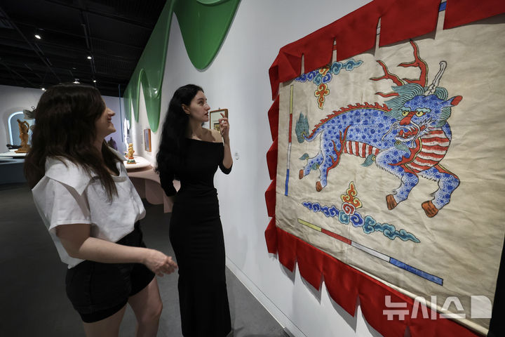 [서울=뉴시스] 김명년 기자 = 28일 오후 서울 강남구 국가무형유산전수교육관에서 열린 2025 포르쉐 퓨처 헤리티지 전승공예특별전 '열 번째 용의 아이와 상상동물' 전시에서 관람객들이 작품을 감상하고 있다. 2025.05.28. kmn@newsis.com