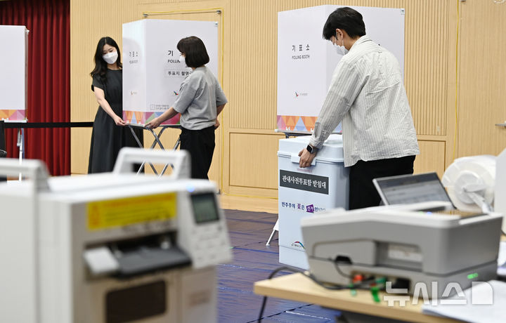 [수원=뉴시스] 김종택 기자 = 제21대 대통령선거 사전투표를 하루 앞둔 28일 경기 수원시 우만1동 행정복지센터에서 관계자들이 사전투표소 설치 작업을 하고 있다. 2025.05.28. jtk@newsis.com