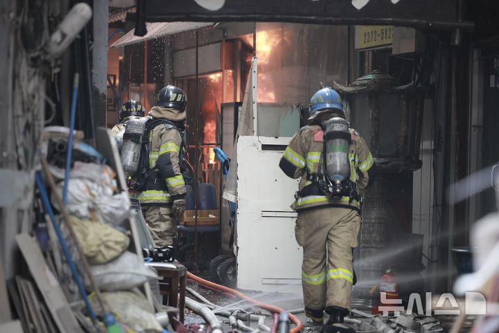 [서울=뉴시스] 정병혁 기자 = 28일 오후 서울 을지로 세운대림상가 인근의 한 건물에서 화재가 발생해 소방대원들이 화재진압을 하고 있다. 2025.05.28. jhope@newsis.com