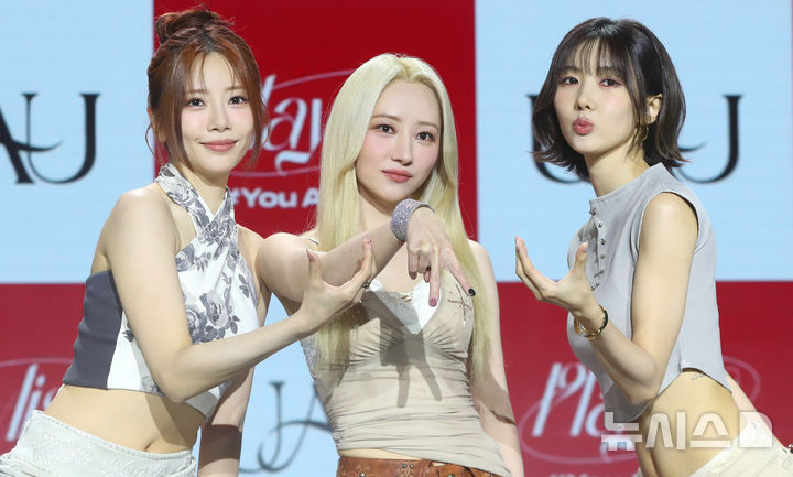 [서울=뉴시스] 김혜진 기자 = 그룹 드림캐쳐 유닛 유아유(왼쪽부터 지유, 수아, 유현)가 28일 오후 서울 강남구 일지아트홀에서 열린 첫 번째 미니앨범 'Playlist #You Are You(플레이리스트 #유 아 유)' 쇼케이스에서 포즈를 취하고 있다. 2025.05.28. jini@newsis.com