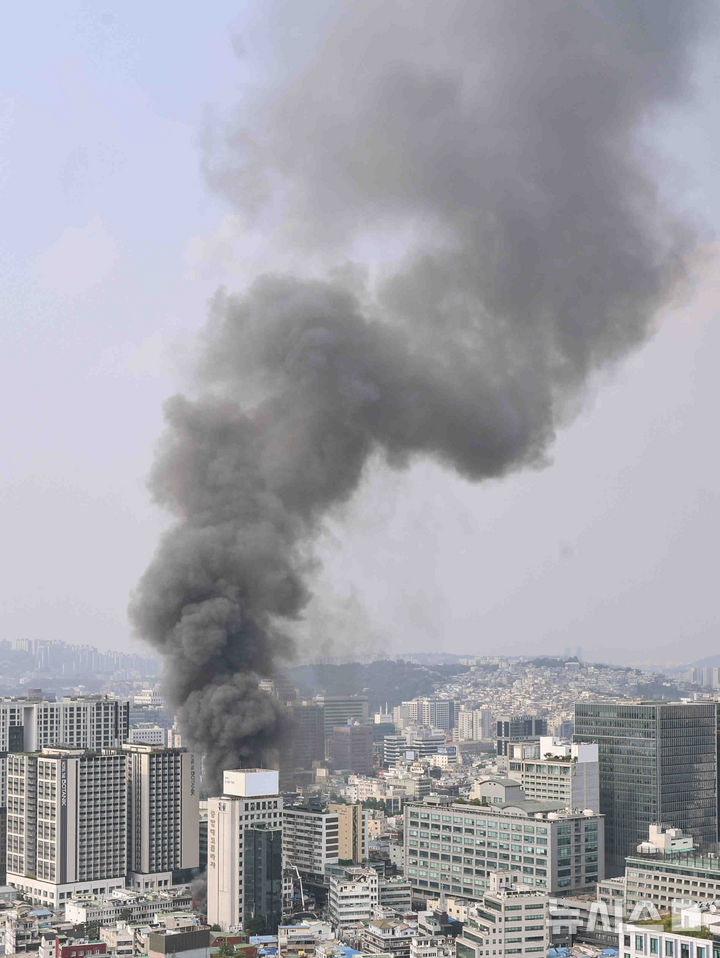 [서울=뉴시스] 김근수 기자 = 28일 오후 서울 중구 을지로 세운대림상가 인근의 한 건물에서 화재가 발생해 검은 연기가 피어 오르고 있다. 2025.05.28. ks@newsis.com