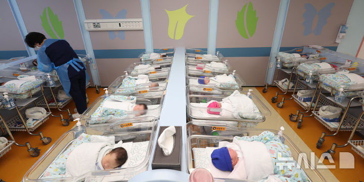 [고양=뉴시스] 전진환 기자 = 통계청이 28일 발표한 '2025년 3월 인구동향'에 따르면, 올해 1~3월 출생아 수는 6만5022명으로 지난해 같은 기간(6만568명)보다 4451명(7.4%) 늘었다. 이는 2022년 1분기(6만8339명) 이후 최대치다. 특히 이 출생아수 증가율(7.4%)은 1981년 관련 통계 작성 이래 가장 높은 수준(1분기 기준)이다.&nbsp; 혼인 증가 및 결혼·출산에 대한 긍정적 인식 변화 등이 출생 반등 흐름을 견인한 것으로 풀이된다. 이날 경기도 고양시 CHA의과학대학교 일산차병원 신생아실에서 간호사가 신생아들을 돌보고 있다. 있다. 2025.05.27. amin2@newsis.com