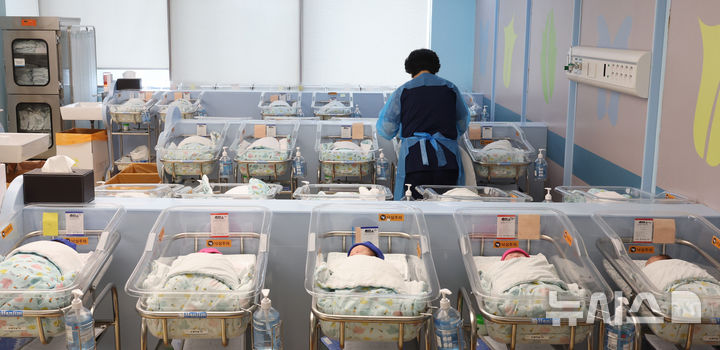 [고양=뉴시스] 전진환 기자 = 5월 28일 경기도 고양시 CHA의과학대학교 일산차병원 신생아실에서 간호사가 신생아들을 돌보고 있는 모습 2025.05.27.&nbsp; amin2@newsis.com