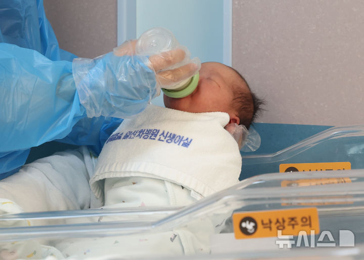 [고양=뉴시스] 전진환 기자 = 사진은 지난 5월 28일 경기 고양시 CHA의과학대학교 일산차병원 신생아실에서 간호사가 신생아들을 돌보고 있는 모습. 2025.05.27. amin2@newsis.com