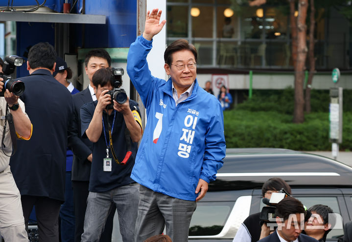 [서울=뉴시스] 조성우 기자 = 이재명 더불어민주당 대선후보가 28일 오후 서울 광진구 어린이대공원 정문 앞에서 열린 집중유세에서 시민들에게 인사하고 있다. 2025.05.28. xconfind@newsis.com
