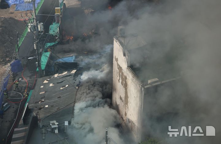 [서울=뉴시스] 이영환 기자 = 28일 오후 서울 중구 을지로 세운대림상가 인근의 한 건물에서 화재가 발생해 소방대원들이 화재 진압을 하고 있다. 2025.05.28. 20hwan@newsis.com