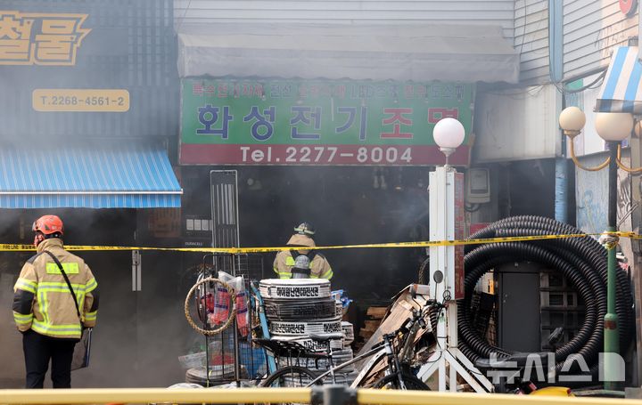 [서울=뉴시스] 이영환 기자 = 28일 오후 서울 중구 을지로 세운대림상가 인근의 한 건물에서 화재가 발생해 소방대원들이 화재 진압을 하고 있다. 2025.05.28. 20hwan@newsis.com