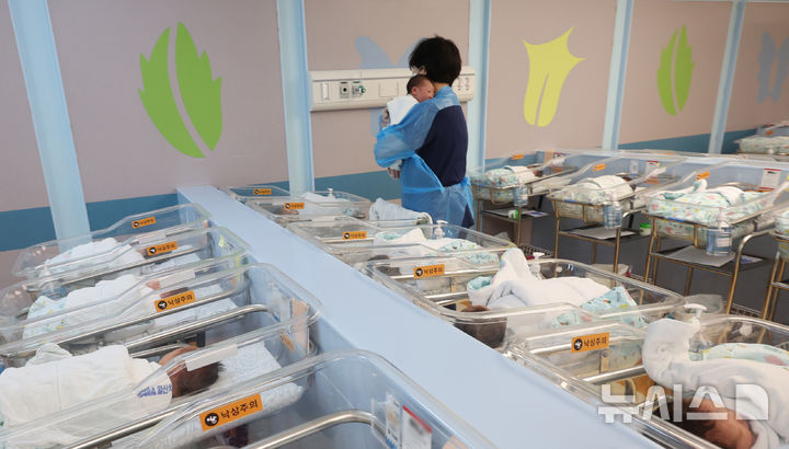 [고양=뉴시스] 전진환 기자 = 경기도 고양시 CHA의과학대학교 일산차병원 신생아실에서 간호사가 신생아들을 돌보고 있다. 있다. 2025.05.28. amin2@newsis.com