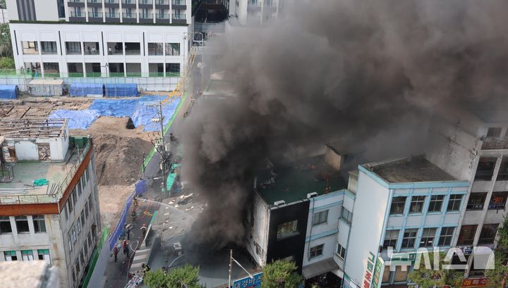 [서울=뉴시스] 이영환 기자 = 28일 오후 서울 중구 을지로 세운대림상가 인근의 한 건물에서 화재가 발생해 소방대원들이 화재 진압을 하고 있다. 2025.05.28. 20hwan@newsis.com