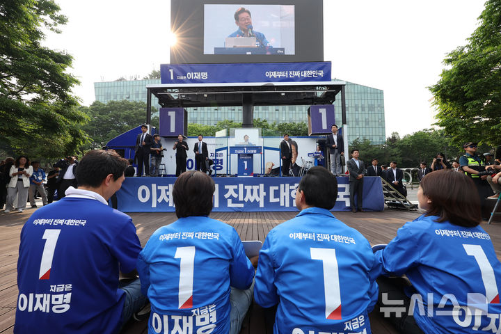 [서울=뉴시스] 조성우 기자 = 이재명 더불어민주당 대선후보가 28일 오후 서울 광진구 어린이대공원 정문 앞에서 열린 집중유세에서 지지를 호소하고 있다. (공동취재) 2025.05.28. photo@newsis.com