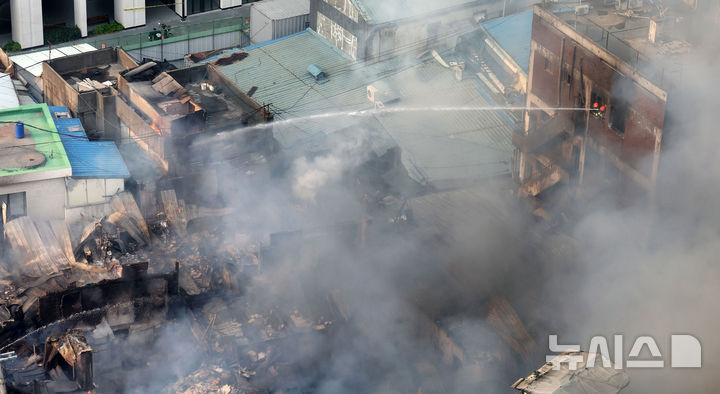 [서울=뉴시스] 홍효식 기자 = 28일 오후 서울 중구 을지로 세운대림상가 인근의 한 건물에서 화재가 발생해 소방대원들이 화재 진압을 하고 있다. 2025.05.28. yesphoto@newsis.com