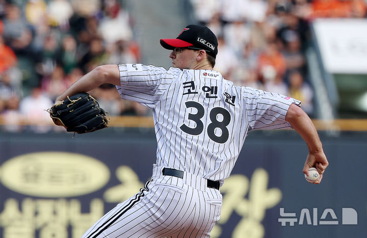 [서울=뉴시스] 김명년 기자 = 28일 서울 송파구 잠실야구장에서 열린 2025 KBO리그 한화 이글스와 LG 트윈스의 경기, LG 선발투수 코엔윈이 공을 던지고 있다. 2025.05.28. kmn@newsis.com
