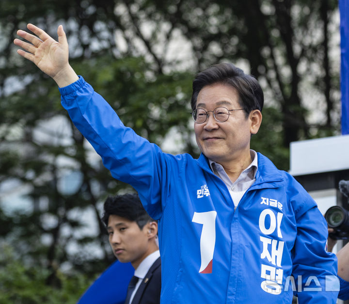 [서울=뉴시스] 조성우 기자 = 이재명 더불어민주당 대선후보가 28일 오후 서울 성동구 왕십리역 광장에서 열린 유세에서 연설을 마친 뒤 시민들을 향해 인사하고 있다. (공동취재) 2025.05.28. photo@newsis.com