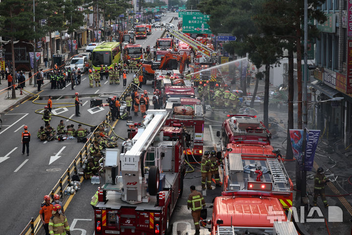 [서울=뉴시스] 홍효식 기자 = 28일 오후 서울 중구 을지로 세운대림상가 인근의 한 건물에서 화재가 발생해 을지로3~4가 도로가 통제되고 있다. 2025.05.28. yesphoto@newsis.com