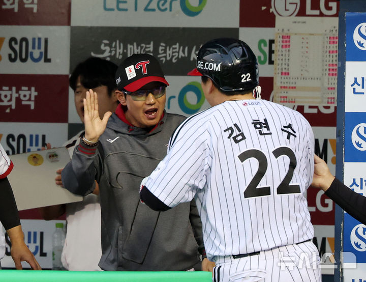 [서울=뉴시스] 김명년 기자 = 지난달 28일 서울 송파구 잠실야구장에서 열린 2025 KBO리그 한화 이글스와 LG 트윈스의 경기, 4회말 1사 주자 없는 상황 LG 김현수가 홈런을 친뒤 염경엽 감독과 하이파이브하고 있다. 2025.05.28. kmn@newsis.com