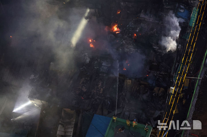 [서울=뉴시스] 홍효식 기자 = 28일 오후 서울 중구 을지로 세운대림상가 인근의 한 건물에서 화재가 발생해 소방대원들이 화재 진압을 하고 있다. 2025.05.28. yesphoto@newsis.com