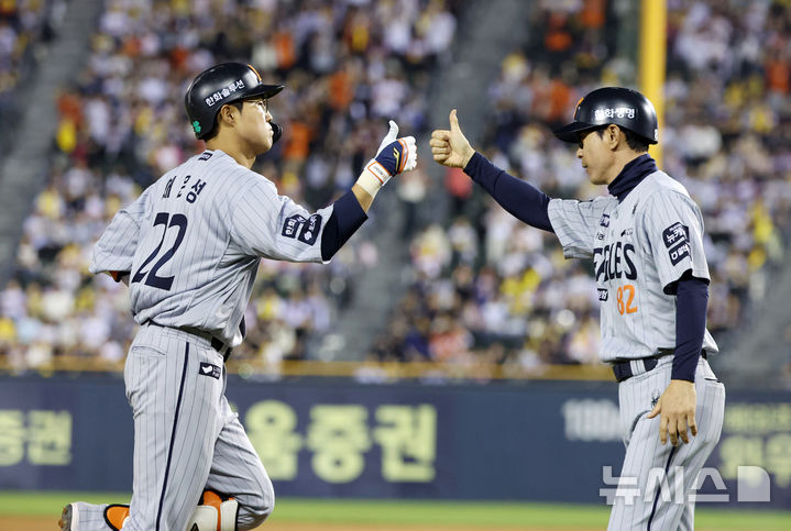 [서울=뉴시스] 김명년 기자 = 28일 서울 송파구 잠실야구장에서 열린 2025 KBO리그 한화 이글스와 LG 트윈스의 경기, 11회초 2사 주자 1루 상황 한화 채은성이 2점 홈런을 치고 그라운드를 돌고 있다. 2025.05.28. kmn@newsis.com