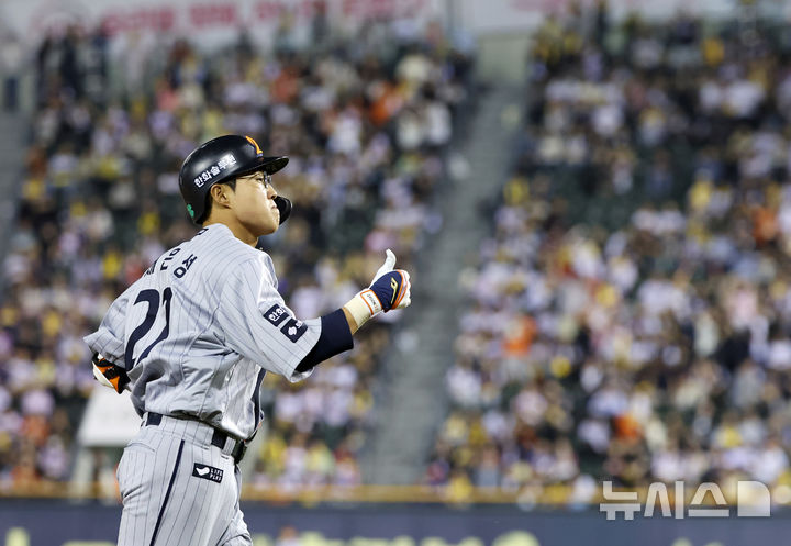 [서울=뉴시스] 김명년 기자 = 28일 서울 송파구 잠실야구장에서 열린 2025 KBO리그 한화 이글스와 LG 트윈스의 경기, 11회초 2사 주자 1루 상황 한화 채은성이 2점 홈런을 치고 그라운드를 돌고 있다. 2025.05.28. kmn@newsis.com