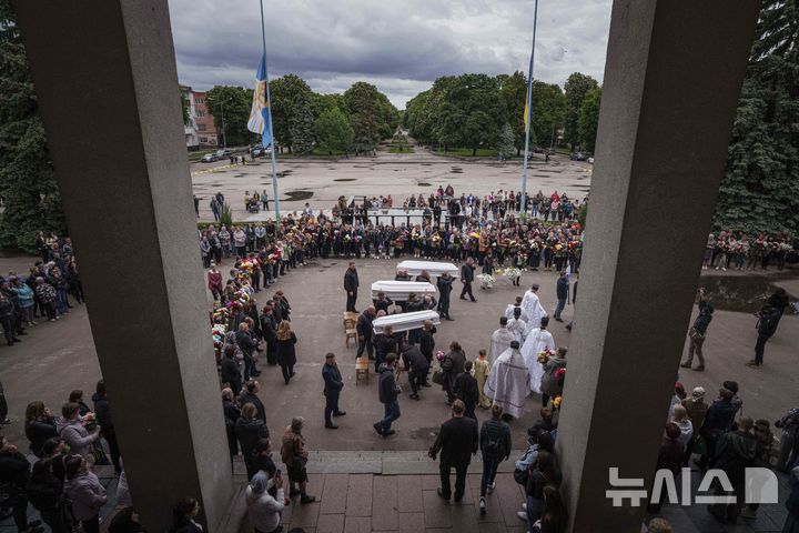 [코로스티시우=AP/뉴시스] 우크라이나가 다음 달 2일 이스탄불 튀르키예에서 2차 협상을 하자는 러시아 제안을 수락했다. 사진은 지난 28일(현지 시간) 우크라이나 지토미르주 코로스티시우에서 러시아의 공습으로 숨진 삼 남매의 장례식이 진행되는 모습. 2025.05.30.