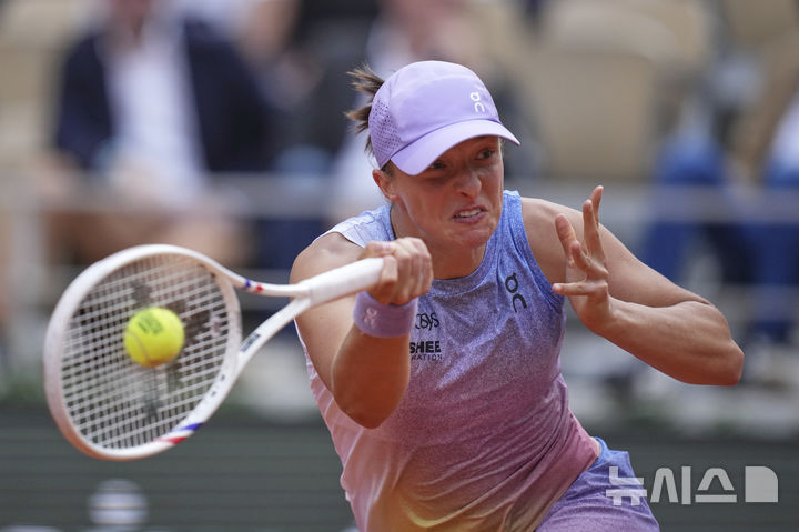 [파리=AP/뉴시스] 이가 시비옹테크(5위·폴란드)가 28일(현지 시간) 프랑스 파리 롤랑가로스 스타디움에서 열린 프랑스오픈 여자 단식 2회전에서 에마 라두카누(41위·영국)와 경기하고 있다. 대회 4연패를 노리는 시비옹테크가 2-0(6-1 6-2)으로 이기고 3회전에 올랐다. 2025.05.29.