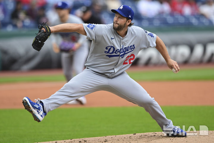 [클리블랜드=AP/뉴시스] 미국 메이저리그(MLB) LA 다저스의 클레이튼 커쇼가 29일(한국 시간) 미국 오하이오주 클리블랜드 프로그레시브필드에서 열린 2025 MLB 클리블랜드 가디언스와의 경기에 선발 등판해 공을 던지고 있다. 2025.05.29.