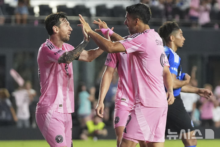 [포트 로더레일=AP/뉴시스] 미국 프로축구 메이저리그사커(MLS) 인터 마이애미의 리오넬 메시와 루이스 수아레스. 2025.05.28.