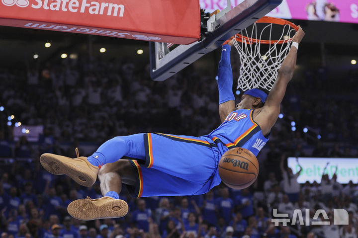 [오클라호마시티=AP/뉴시스] 오클라호마시티 선더의 샤이 길저스알렉산더가 29일(한국 시간) 미국 오클라호마주 오클라호마시티의 페이컴 센터에서 벌어진 미네소타 팀버울브스와의 2024~2025 미국프로농구(NBA) 서부콘퍼런스 결승(7전4선승제) 5차전에서 덩크슛을 하고 있다. 2025.05.29