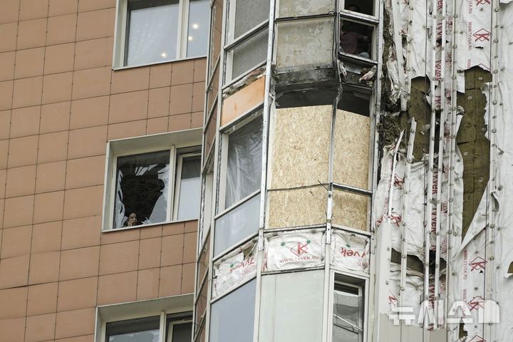 [모스크바=AP/뉴시스] 11일(현지 시간) 파이낸셜타임스에 따르면 러시아는 우크라이나가 이동통신망을 활용해 러시아 공군기지를 타격하자 지역별 인터넷 차단 강도를 강화했다. 사진은 지난 5월 29일(현지 시간) 러시아 모스크바 베르나드스키 대로에 위치한 미락스파크 주거단지의 한 아파트에서, 파손된 창문 뒤로 한 여성이 전화 통화를 하고 있다. 2025.09.12.