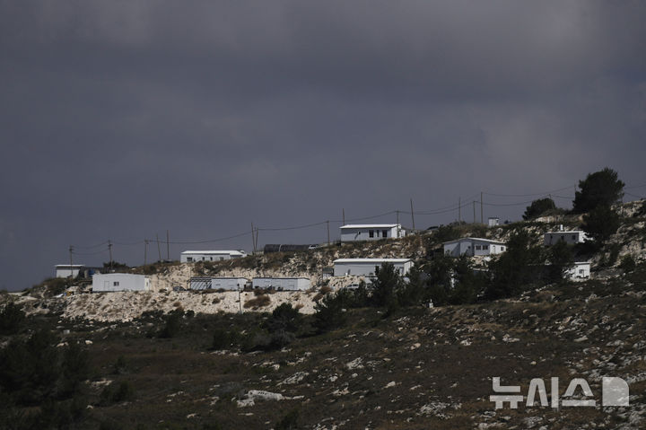 [AP/뉴시스] 이스라엘 정부 승인없이 건설되었다가 이번에 정착촌으로 합법화된 서안지구 내 유대인 전초기지 마을