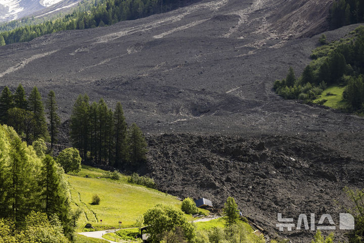 [블라텐=AP/뉴시스] 29일(현지 시간) 스위스 발레주 블라텐 마을에서 전날 발생한 대규모 산사태로 바위, 토사 등 잔해가 뒤덮여 있다. 28일 발생한 산사태로 암석 등이 빙하와 함께 쏟아져 내려 마을의 90%가 매몰되고 1명이 실종됐다. 주민들은 산사태 조기 경보 시스템으로 지난 19일 미리 대피한 것으로 알려졌다. 2025.05.29.